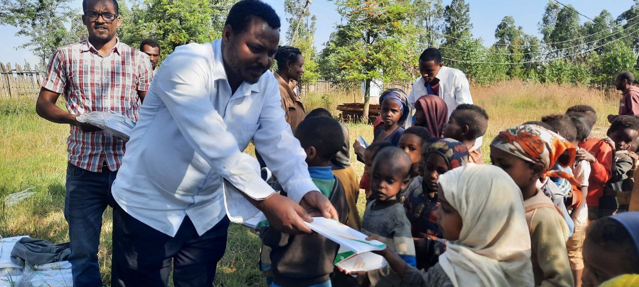 በኢትዮጵያ ኤሌክትሪክ አገልግሎት የማዕከላዊ       ኢትዮጵያ ክልል ዲስትሪክት በቀቤና ልዩ ወረዳ በጫንጮ ውጥኝ ት/ቤት ለተማሪዎች የመማሪያ ደብተር  ድጋፍ አደረገ ።  ወልቂጤ፣ ኅዳር 4/2018 ዓ.ም  በኢትዮጵያ ኤሌክትሪክ አገልግሎት የማዕከላዊ       ኢትዮጵያ ክልል ዲስትሪክት በቀቤና ልዩ ወረዳ በጫንጮ ውጥኝ ት/ቤት ለተማሪዎች የመማሪያ ደብተር  ድጋፍ አደረገዋል ።  